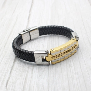 Detail eines Herren-Lederarmbands mit zweifarbigem Gold- und Silberstahl-Akzenten