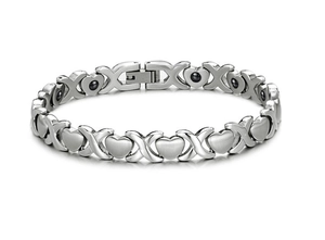 Détail du bracelet à maillons en cœur et X argenté avec inserts en pierres magnétiques