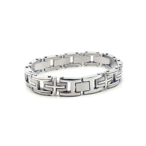 Détail macro du bracelet segmenté en acier inoxydable pour homme avec motifs de croix