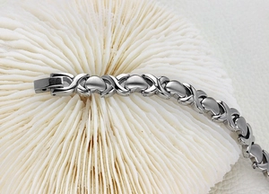 Bracelet à maillons XOXO argenté élégant pour femme avec breloques cœur et fini poli
