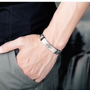 Herrenarmband aus Titanstahl mit silberner Kreuzplakette und schwarzem strukturiertem Band
