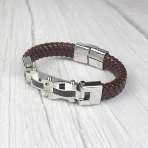 Détail du bracelet tressé pour homme en cuir avec fermoir acier et insert fibre de carbone