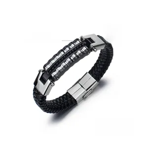 Detailansicht eines geflochtenen Lederarmbands mit poliertem Stahl und schwarzen Perlen