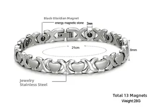 Détail du bracelet magnétique avec maillons en cœur et X et 13 aimants noirs