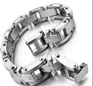 Bracelet classique pour hommes en acier titane avec maillons en croix et fermoir métal