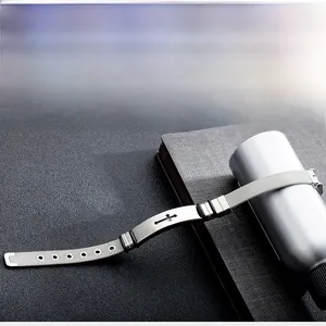 Detailansicht von Edelstahl Mesh-Armband mit schwarzem Kreuz-Inlay und feiner Webstruktur