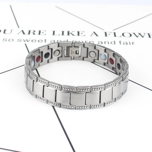 Poliertes Magnettherapie-Armband für Herren aus Edelstahl auf schlichtem Hintergrund