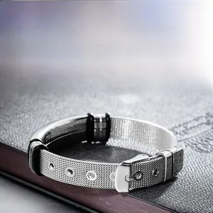 Detailansicht des silbernen Edelstahl-Mesh-Armbands mit Metallschnalle auf dunklem Ledergrund