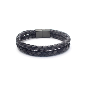 Vue détaillée d'un bracelet en cuir noir tressé double couche avec fermoir aimanté mat
