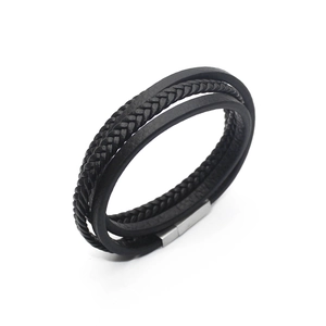 Detailansicht eines mehrlagigen schwarzen Lederarmbands mit silbernem Magnetverschluss