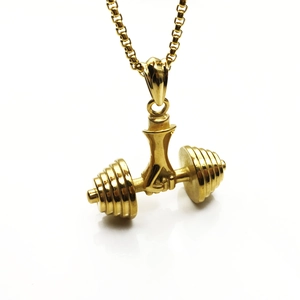 Collana con ciondolo a forma di pugno dorato con manubrio e catena a scatola per fitness uomo