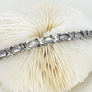 Bracelet argenté avec maillons cœur et X, finitions polies et brossées sur corail