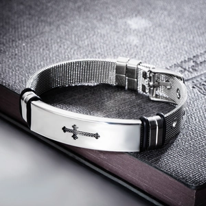 Makroaufnahme der Herren-Stahlarmband mit Kreuz-Charm und Dornschließe im Detail