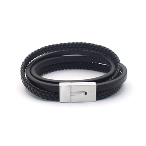 Nahaufnahme des mehrlagigen schwarzen Lederarmbands mit gebürstetem Metallmagnetverschluss