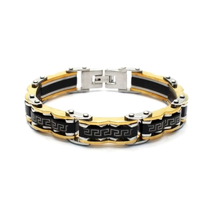 Détail macro du bracelet homme en acier inoxydable avec motif méandre grec et touches dorées