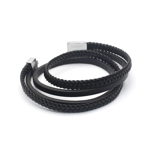 Detail eines mehrlagigen schwarzen Lederarmbands mit Edelstahlschließe
