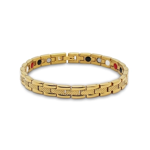Détail d'un bracelet magnétique doré avec motif à écailles et inserts colorés pour femmes