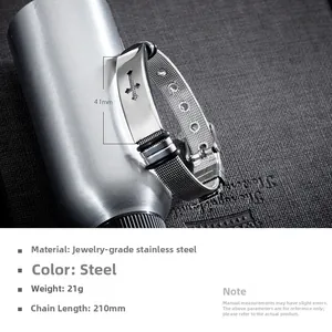Makro-Detail des Herren-Edelstahlarmbands mit hohlgearbeitetem Kreuzmuster-Design