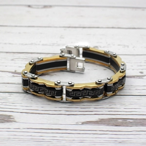 Bracelet pour hommes en acier titane avec insert noir et motif grec argenté