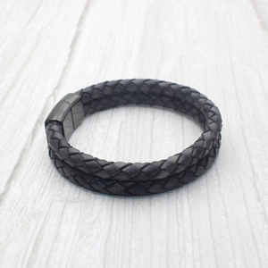 Détail du bracelet en cuir tressé double couche avec fermoir magnétique en acier noir