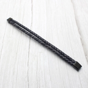 Bracelet double couche en cuir noir tressé avec fermoirs magnétiques en acier inoxydable noir