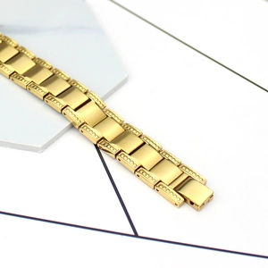Detailansicht des goldenen Magnetarmbands mit gebürstetem Stahlfinish und Seitentextur