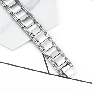 Details breiter gebürsteter Silber-Glieder mit Punktakzenten auf Herrenarmband