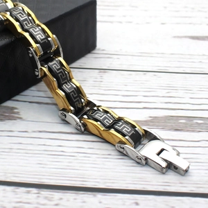 Bracelet pour homme en acier titane avec maillons tricolores et motifs grecs classiques