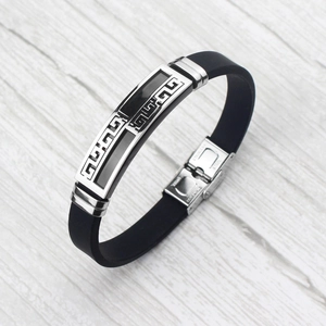 Trendy men's silicone and stainless steel bracelet featuring an engraved Greek key design