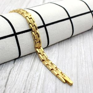 Bracelet magnétique doré pour femme en acier titane avec maillons à texture d'écailles