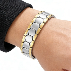 Détail du bracelet magnétique en titane bicolore pour homme avec maillons hexagonaux