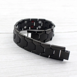 Bracelet magnétique homme en acier titane avec maillons hexagonaux noirs et pierres