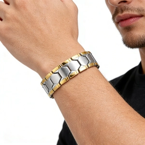 Bracelet pour homme en acier titane avec maillons hexagonaux bicolores au poignet