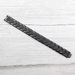 Détail du bracelet pour homme en acier titane noir avec maillons hexagonaux et fermoir pliant