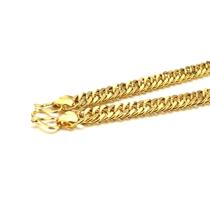 Grosse chaîne cubaine pour homme plaquée or 18 carats avec fermoir en S sur fond blanc pur