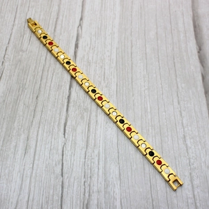 Vue détaillée du bracelet en arête de poisson doré avec inserts magnétiques colorés