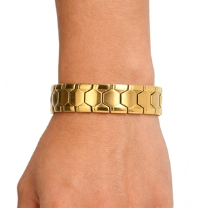 Bracelet pour homme en acier titane doré avec un design à maillons hexagonaux