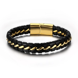 Détail d'un bracelet tressé en cuir noir avec chaîne dorée et fermoir en métal poli