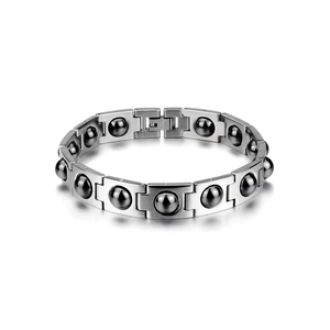 Dettaglio del bracciale in acciaio da uomo con inserti in perle nere e finitura lucida