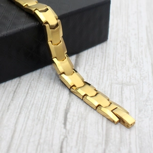 Bracelet de thérapie magnétique doré avec motif à chevrons et finition mate pour femmes