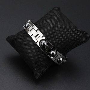 Bracciale da uomo in acciaio al titanio lucido con perline magnetiche nere