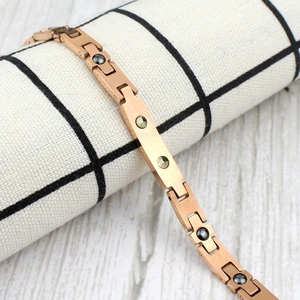 Bracelet magnétique pour femme en or rose avec maillons en H sur tissu texturé