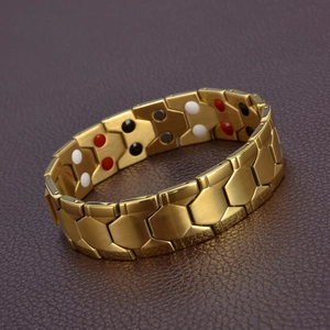 Vue détaillée du bracelet magnétique doré avec maillons hexagonaux et pierres d'énergie