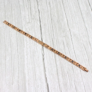 Vue détaillée du bracelet de magnétothérapie en or rose avec pierres de santé et maillons