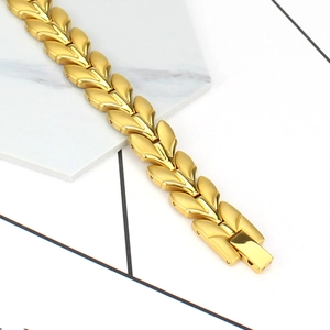 Gros plan d'un bracelet en titane doré 12mm avec maillons en épi et fermoir rabattable