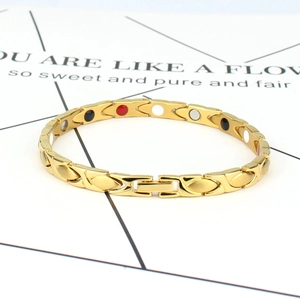 Bracelet de thérapie magnétique en titane doré poli avec pierres de soin de quatre couleurs