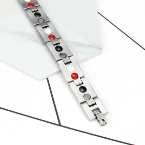 Detail eines Edelstahl-Magnettherapie-Armbands mit farbigen Funktionseinlagen