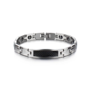 Detailsicht des Titanstahl-Armbands mit Magnetsteinen und Kohlefasereinlage