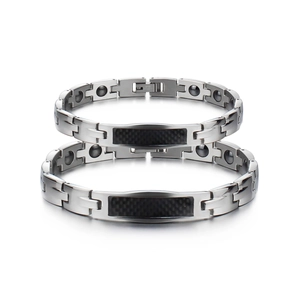 Details von Magnetarmbändern aus Edelstahl mit Kohlefaser und Faltverschluss