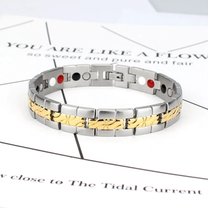 Bicolor-Magnetarmband aus Edelstahl mit silbernen und goldenen Gliedern auf weißem Grund